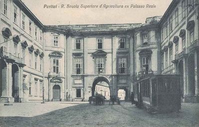 Portici, palazzo reale e tram
