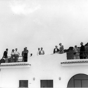 Viaggiatori sul terrazzo della Stazione inferiore della Seggiovia.
Foto Troncone, coll. Prof. Massimo Pappalardo
